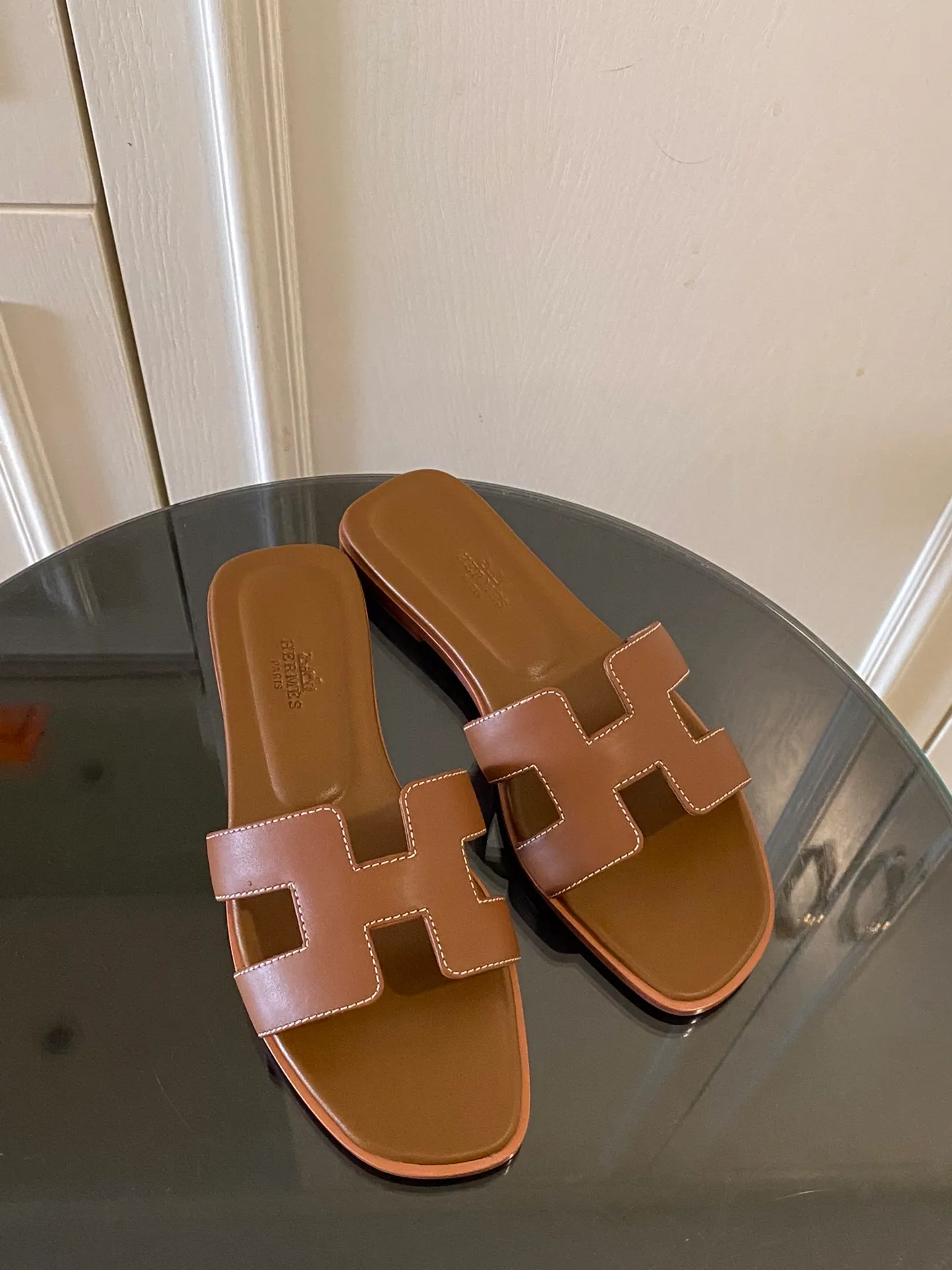 👟👟Ex-factory price 480👟👟 Women's Shoes Women's Clothing Hermes Hermès 2022 Early Spring New Style New version of stitching technology (Hermès) Upgraded packaging, upgraded version, workmanship and material upgrade ~ The highest version of Hermes handmade slippers in the market. The 2022 Early Spring New Style is the same as the original version, purely handmade by masters! High-end customization, exclusive products, the highest version in the industry, Hermès' H-slippers are the most classic of the brand. They are constantly upgraded every year with little difference, and what is always improving is comfort. The new model brought by H family today is really classic and novel - it looks good! ! ! 1⃣️Let’s talk about the leather first. The entire shoe is made of imported calfskin. Only such luxurious materials will make the shoes more stylish and durable. 2⃣️The real Italian leather sole is perfectly integrated without any gaps! The technical requirements are very high! After this treatment, the leather base will be less delicate, more wear-resistant, and last longer! The real Italian leather sole is malleable and breathable like the skin. 3⃣️The midsole is also all made of genuine leather! You can take a look at other people's shoes and you'll know! Upper: Italian imported cowhide + original custom-grade Australian sheepskin feet + genuine leather outsole (pursuing top walking comfort) Packaging Let us emphasize: top-level exclusive box, with a full set of packaging series code number: 35 ~ 40 codes